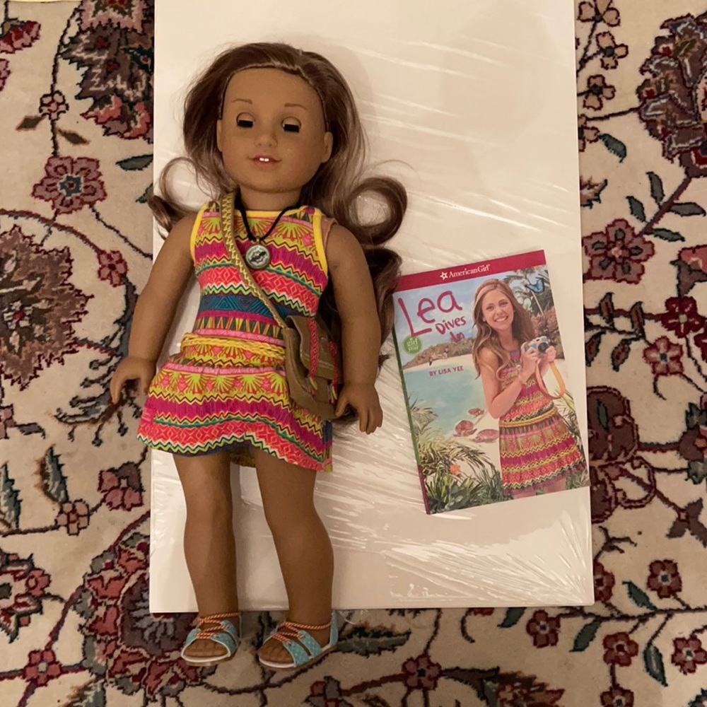 American girl doll - Lea and book